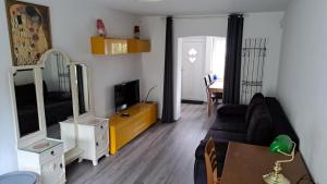 ein Wohnzimmer mit Couch und Fernseher in der Unterkunft Haus im Garten in der Nähe von Köln-Messe in Bergisch Gladbach