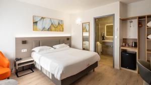 Postel nebo postele na pokoji v ubytování Hotel Tambourin