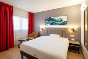 Postel nebo postele na pokoji v ubytování Hotel Tambourin
