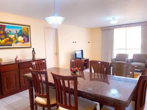 a dining room with a table and chairs at Planet Pé na Areia PDD in Aquiraz
