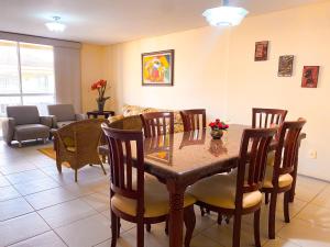 a dining room with a table and chairs at Planet Pé na Areia PDD in Aquiraz