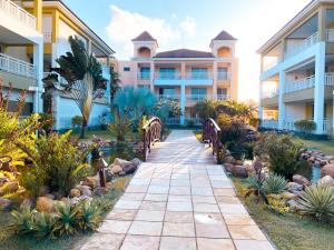 a walkway in front of a resort at Planet Pé na Areia PDD in Aquiraz