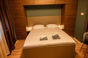 杜加雷萨BS Studio Apartman的一间卧室，床上有两条毛巾