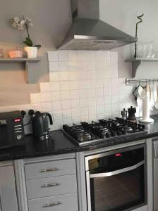Η κουζίνα ή μικρή κουζίνα στο Double Bedroom in shared house closer to city center