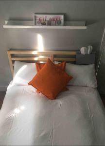 Ένα ή περισσότερα κρεβάτια σε δωμάτιο στο Double Bedroom in shared house closer to city center