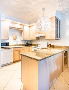 Η κουζίνα ή μικρή κουζίνα στο Beach Living at Island Pine Villas (BLV)