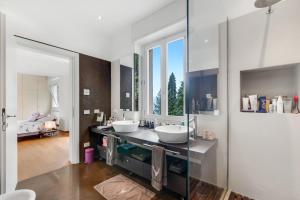 GigneseにあるIl Gioiellino Pool and Saunaの洗面台が2つと大きな鏡があるバスルーム +40枚の写真