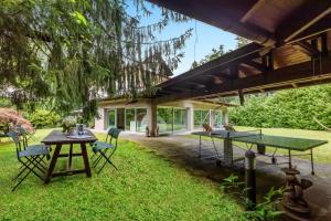 GigneseにあるIl Gioiellino Pool and Saunaの家の庭にある卓球台と椅子