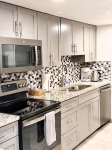 Kuchyň nebo kuchyňský kout v ubytování Beach Living at Villas Pappagallo BLDP