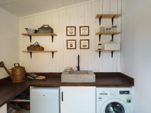 a kitchen with a washing machine and a sink at Casa Paraíso Navas in Navas de San Antonio