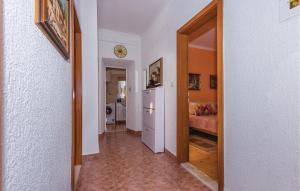 Posteľ alebo postele v izbe v ubytovaní Three-Bedroom Holiday Home In Trbounje