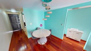 ein Tisch und Stühle in einem Raum mit blauen Wänden in der Unterkunft Bello departamento en Centro Histórico de la CDMX in Mexiko-Stadt