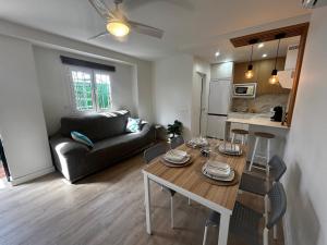 una sala de estar con una mesa y un sofá en Apartamento Beach&Relax Chipiona, en Chipiona