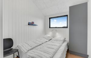 Uma cama ou camas num quarto em 3 Bedroom Beautiful Home In Haderslev