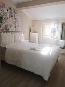 ein großes weißes Bett in einem Schlafzimmer mit Fenster in der Unterkunft Casa IL NIDO in San Giovanni Valdarno