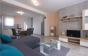 Posezení v ubytování Four-Bedroom Holiday Home In Vodnjan