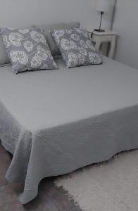 ein Bett mit zwei Kissen darauf in der Unterkunft Departamentos amueblados Villanueva in Villa Mercedes