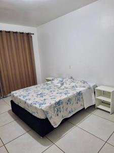 Postelja oz. postelje v sobi nastanitve Kitnet 1 mobiliada no centro de Torres a 600m da Praia Grande