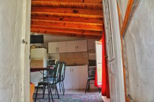 Una cocina con una mesa y sillas en una habitación. en Complejo Salamanca - Cabaña La Catalana, en Trapiche