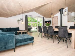 un salon avec un canapé et une table dans l'établissement Luxury Retreat with Pool - By Traum Ferienwohnungen, à Sønderby