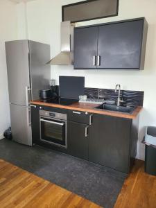 Kuchyň nebo kuchyňský kout v ubytování Nord de Paris pantin f2 terrasse