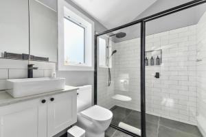un bagno con wc, lavandino e doccia di Wakefields - an enchanting mountain view cottage a Mole Creek