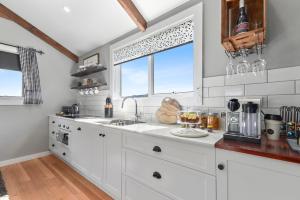 Cucina o angolo cottura di Wakefields - an enchanting mountain view cottage