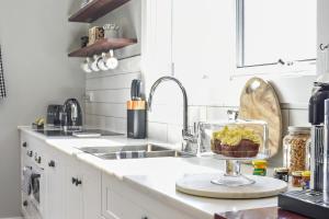 Cucina o angolo cottura di Wakefields - an enchanting mountain view cottage