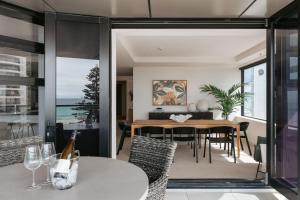 Fotografie z fotogalerie ubytování Oceanfront Designer Home Sea Views Pool and Gym v destinaci Mount Maunganui