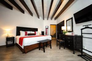 Postel nebo postele na pokoji v ubytování Best Western Plus Posada de Don Vasco