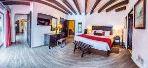 Postel nebo postele na pokoji v ubytování Best Western Plus Posada de Don Vasco
