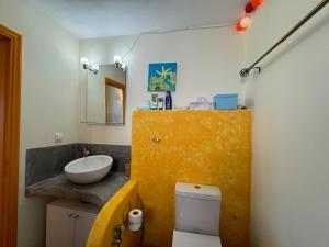 Ένα μπάνιο στο Spiti Mariele +30 φωτογραφίες