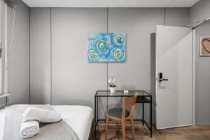 una camera da letto con scrivania e tavolo con sedia di Cozy Double Room - Seconds to Central Station - Near Townhall UTS USYD Darling Harbour Chinatown - Shared Bathroom a Sydney