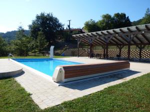 une piscine avec un banc au milieu dans l'établissement Agriturismo Fontandrone, à Pieve Santo Stefano