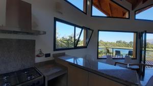 eine Küche mit einer Arbeitsplatte und 2 Fenstern in der Unterkunft Cá du Mattu in Villa Pehuenia