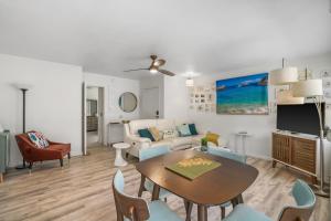 un salon avec une table et un canapé dans l'établissement 2 Br Princeville Sands Condo with Pool and Hot Tub (137-A/B), à Princeville
