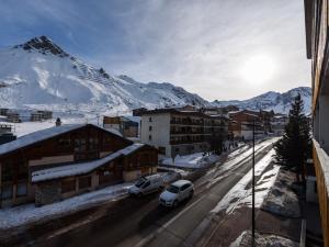 widok na miasto z pokrytą śniegiem górą w obiekcie Charmant T3 lumineux avec balcon à Tignes Le Lac, proche pistes et commerces - FR-1-502-442 w mieście Tignes