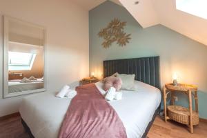 a bedroom with a bed with two teddy bears on it at Le Robin des Toits - Moderne in Schiltigheim
