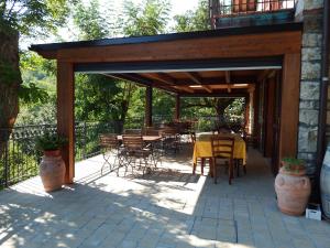 une terrasse avec une table et des chaises. dans l'établissement Agriturismo Fontandrone, à Pieve Santo Stefano