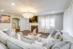 Χώρος καθιστικού στο Silver Springs Home Walk to Downtown!