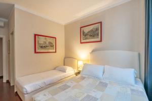 une chambre avec un lit et deux tableaux au mur dans l'établissement Ponte Vecchio View Luxury Apartment, à Florence