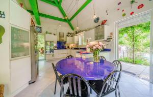 Η κουζίνα ή μικρή κουζίνα στο Cozy Home In Aix-En-Provence With Wifi