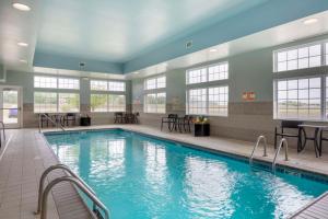 Bazén v ubytování Best Western Plus Patterson Park Inn nebo v jeho okolí