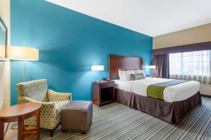 Postel nebo postele na pokoji v ubytování Best Western Plus Patterson Park Inn + 30 fotografií