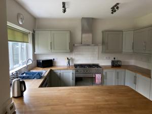 Η κουζίνα ή μικρή κουζίνα στο Large 4 bed detached house with parking +61 φωτογραφίες