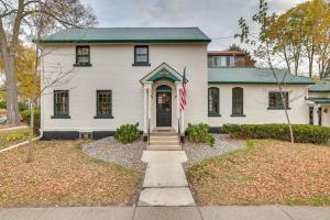 una casa blanca con una bandera delante de ella en Charming Home 3 Blocks to Winona State University, en Winona