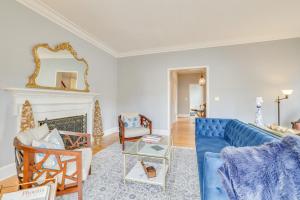 Zona de estar de Charming Home 3 Blocks to Winona State University