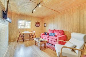 Una sala de estar con un sofá rojo y una mesa. en Charming Home 3 Blocks to Winona State University, en Winona