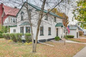 una casa blanca con una bandera delante de ella en Charming Home 3 Blocks to Winona State University, en Winona