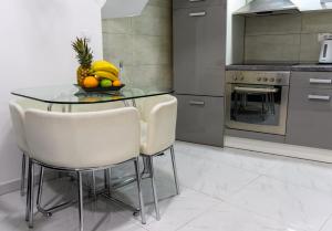 een keuken met een tafel met daarop een schaal fruit bij Natalie's Inn in Belgrado